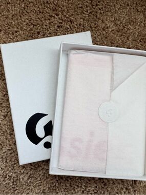 Glossier London-exclusive passport holder NIB